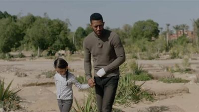 محمد رمضان يبكي على قبر زوجته وابنه في مشهد مؤثر بـ