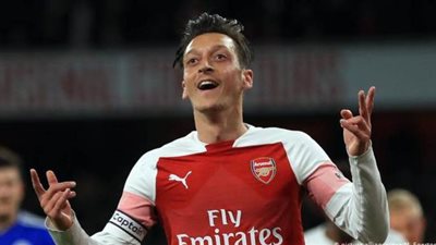 أوزيل يدعم أسر سورية وتركية بـ80 ألف إسترلينى