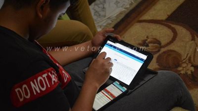 طلاب ثانية ثانوي يؤدون امتحان اللغة الأجنبية الأولى من منازلهم | صور