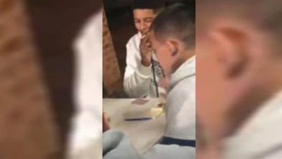 لاعب مانشستر السابق يظهر بالسيجارة.. ويكسر الحجر الصحي في الأرجنتين