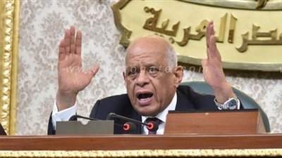 علي عبد العال ينتقد عدم التزام بعض الأعضاء بالمسافات الآمنة بجلسة البرلمان