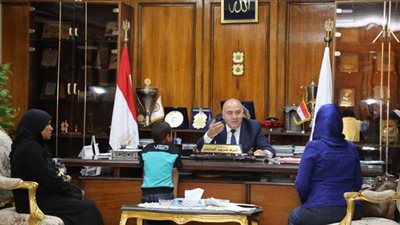 في لقائه اليومي بالمواطنين.. شكوى لمحافظ قنا من اختفاء صناديق القمامة | صور