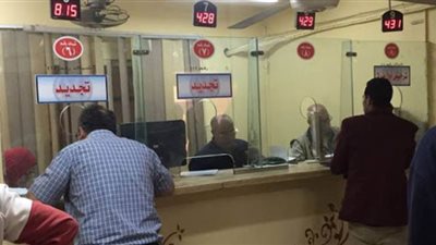 إقبال المواطنين على وحدات تراخيص السيارات بالمرور | صور