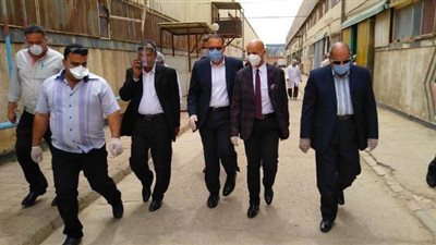 غلق مصنع لإنتاج المواد الغذائية بالعاشر من رمضان بسبب كورونا | صور