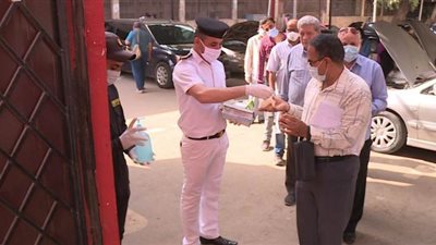 وحدات المرور تستقبل راغبي تجديد رخص السيارات بالكمامات وبوابات التعقيم l صور