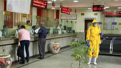 عودة العمل في وحدات المرور.. استقبال  راغبي تجديد ترخيص السيارات..  توفير بوابات تعقيم وكمامات ومطهرات للمترددين l صور