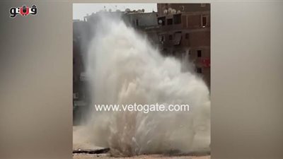 انفجار هائل لماسورة مياه بالمطرية يغرق السيارات | فيديو