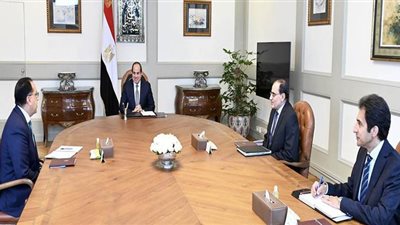 السيسي يبحث موقف المشروعات القومية في ظل أزمة كورونا.. ويكلف بالالتزام بالرعاية الصحية للعاملين في المواقع