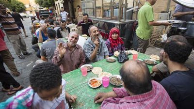 موائد الرحمن.. أبرز طقوس رمضان التي حرمنا منها كورونا | صور