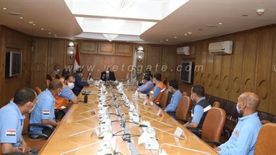 محافظ قنا يكرم عددا من العاملين بالإسعاف لجهودهم في نقل المصابين بكورونا|صور