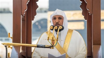 المعيقلي يتعرض للإغماء أثناء قراءة الفاتحة، والسديس يستكمل صلاة الجمعة (فيديو)