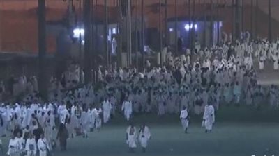 اقتداء بالسنة النبوية.. توافد ضيوف الرحمن إلى مسجد نمرة لأداء صلاة الفجر | فيديو