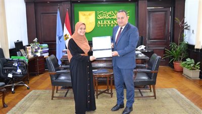 رئيس جامعة الإسكندرية يكرم الطالبتين آية جمال وشيرويت جابر لتميزهما دوليًا 