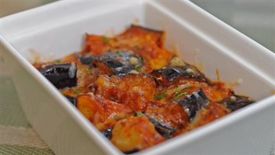  ابتكري وجددي.. وصفة المسقعة بالسجق بطريقة فاطمة أبو حاتي