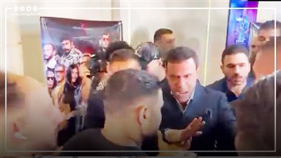 تدافع الجمهور على محمد إمام بعد انتهاء عرض 