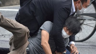 الشرطة اليابانية تكشف مفاجأة.. متفجرات بمنزل قاتل شينزو آبي 