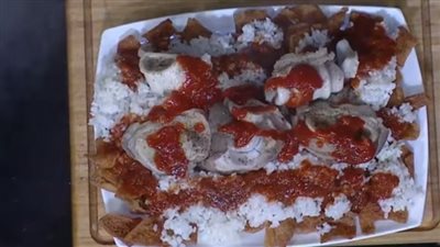 لتجهيز سفرة العيد.. تعرفي على طريقة عمل فتة الكوارع من برنامج أكلة بيتي |فيديو 