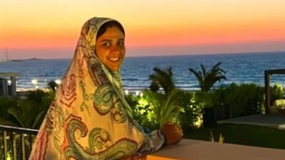 ياسمين عبد العزيز بالاسدال في أحدث ظهور لها