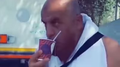 بعد واقعة الحاج المصري.. تعرف على حجم استهلاك المصريين للشاي| فيديو 