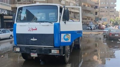 إصلاح تسرب من خط مياه بشارع نادي الطالبية بالعمرانية|صور