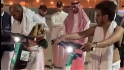 حجاج يستخدمون سكوتر للتنقل بين المشاعر المقدسة في الحرم المكي | فيديو 