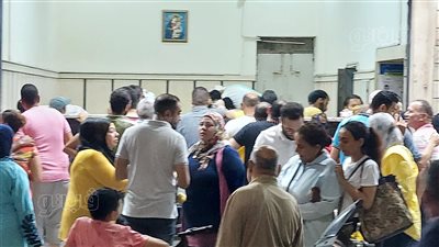 بالطوابير.. زحام أمام محلات بيع 