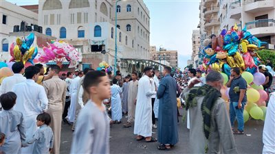 انتشار باعة البالونات أمام ساحات صلاة عيد الأضحى بمطروح | صور