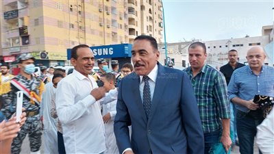 محافظ مطروح يؤدي صلاة عيد الأضحى بالمسجد الكبير |صور