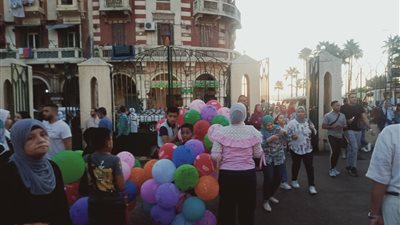 بالبالونات الحمراء.. إقبال كبير على ساحات مسجد أبو العباس بالعباسية 