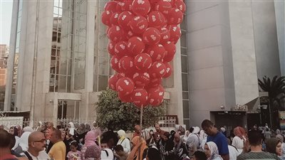 شلالات بلالين تتساقط على المصلين بساحة مسجد الرحمن في الإسماعيلية | فيديو