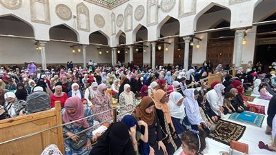 في ساحات منفصلة.. مئات الرجال والنساء يؤدون صلاة العيد بالجامع الأزهر | صور