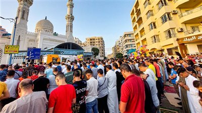 9 صور لساحات مسجد العوام كاملة العدد من أهالي وزوار مطروح