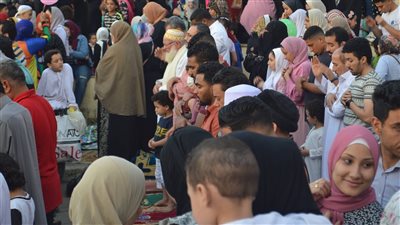 اختلاط النساء والرجال.. أبرز مشاهد صلاة عيد الأضحى في مسجد عمرو بن العاص | فيديو وصور 