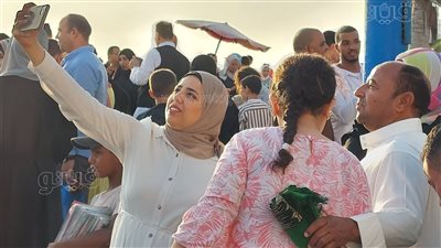 السيلفي يتصدر المشهد على كورنيش مطروح.. مواطنون يلتقطون الصور عقب الصلاة | صور