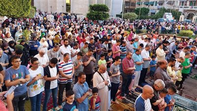 اختلاط بمسجد المرسي أبو العباس وزحام بالحديد والصلب وتوزيع هدايا على الكورنيش.. أبرز مشاهد احتفال الأضحى بالإسكندرية |صور 