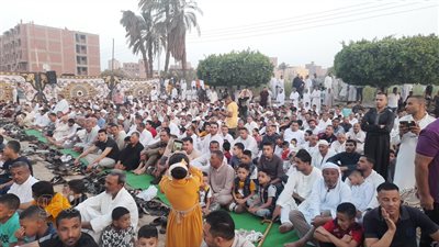 الأطفال يكبرون والمصلون يرددون خلفهم في صلاة عيد الأضحي ببني سويف | فيديو