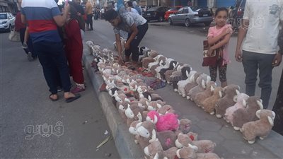 إقبال أطفال الإسماعيلية على شراء الألعاب والبالونات عقب صلاة العيد | صور 