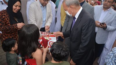 محافظ القليوبية يوزع الورد ويلتقط الصور مع المواطنين فرحا بالعيد | صور 
