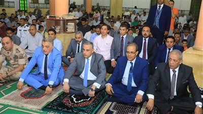 محافظ سوهاج يؤدي صلاة عيد الأضحى المبارك بمسجد 