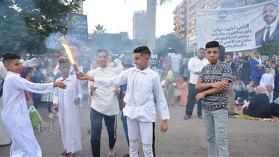 بالشماريخ والرقص.. احتفالات خاصة بالعيد في ساحة مسجد مصطفى محمود بالمهندسين | فيديو وصور