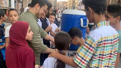 توزيع العصائر على الأطفال ابتهاجا بالعيد في الشرقية | صور