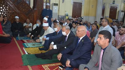 محافظ القليوبية يؤدي صلاة عيد الأضحى بمسجد ناصر في مدينة بنها |صور