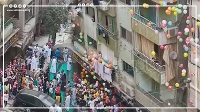 أهالي عين شمس يلقون البلالين والحلوى من شرفات المنازل على المصلين بعد انتهاء الصلاة | فيديو