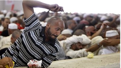 حجاج بيت الله الحرام يؤدون رمي جمرة العقبة في أول أيام عيد الأضحى | فيديو