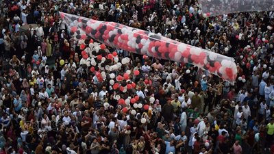 أخبار مصر: احتفالات المصريين بالعيد.. ارتفاع ضحايا مجزرة أسيوط.. أنس جابر على موعد مع التاريخ.. والدة قاتل آبي وراء الجريمة