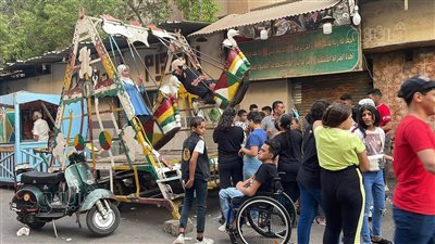 مراجيح القارب والترامبولين.. احتفالات العيد في أقدم شوارع المحروسة | فيديو وصور