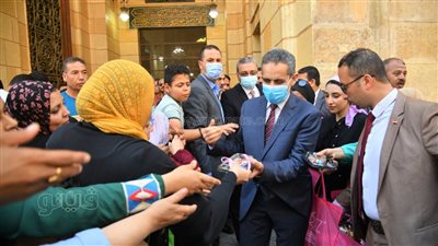 العيد فرحة.. محافظ الغربية يوزع البالونات والشيكولاتة على الأهالي والأطفال عقب الصلاة | فيديو وصور