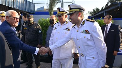 محافظ بورسعيد يزور إدارة تأمين محور قناة السويس للتهنئة بعيد الأضحى | صور