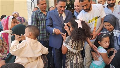 محافظ مطروح يوزع الهدايا والعيدية الـ 10 جنيهات البلاستيك احتفالا بعيد الأضحى | صور