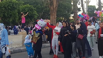 سيلفي واستعراض بالموتوسيكلات.. احتفالات الشباب بعيد الأضحى بمصر القديمة | فيديو